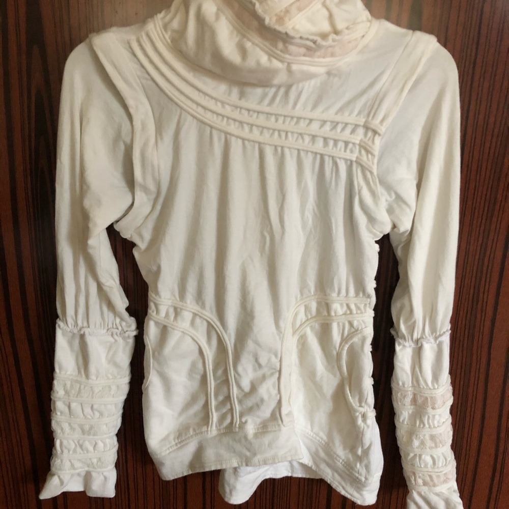 Sweatshirt with detachable sleeves